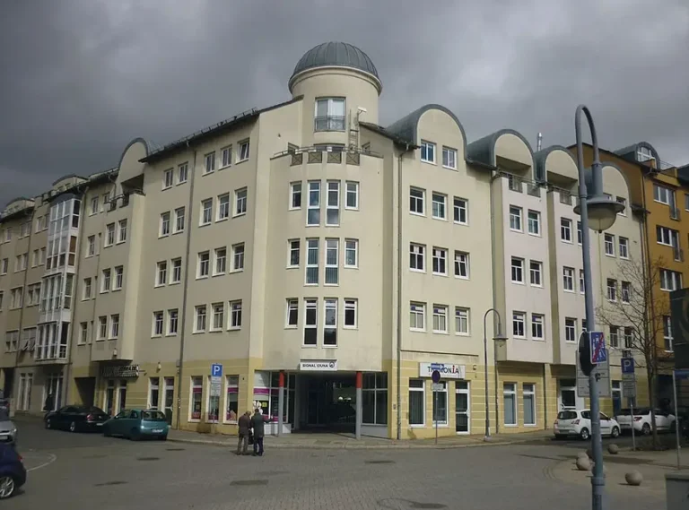 Helles Eckgebäude mit Rundturm in Halle